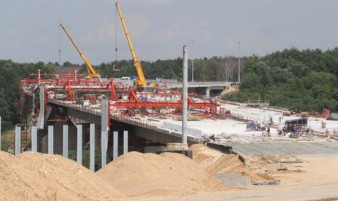 В Московской области на участке ЦКАД-3 началась укладка асфальта на мосту через канал имени Москвы
